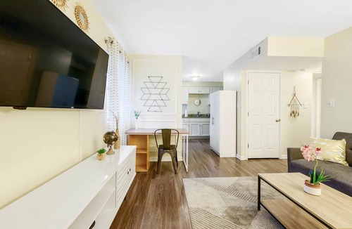 Durham Apartment | ★Dapper Digs★ King Bed ★ Long Term Stays ★ Duke★