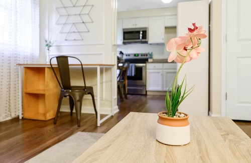 Durham Apartment | ★Dapper Digs★ King Bed ★ Long Term Stays ★ Duke★