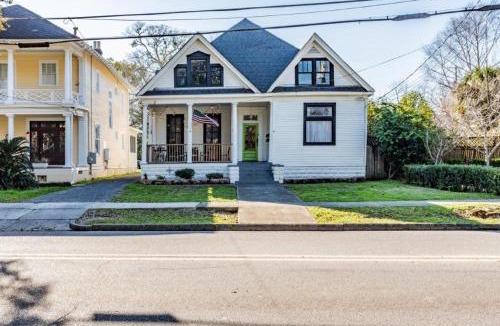 Mobile Apartment | Dauphin District Darling-4 Apartments-FullBuilding