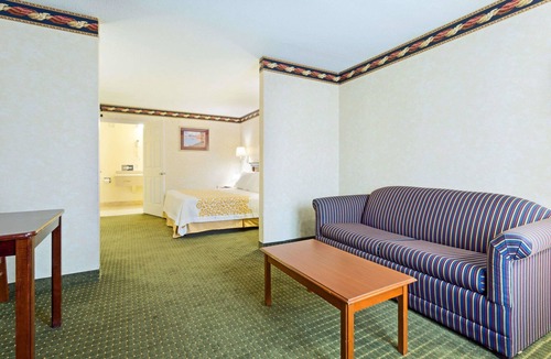 Clinton Hotel | Days Inn by Wyndham Clinton
