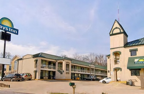 Whitebridge Hotel | Days Inn by Wyndham Nashville Saint Thomas West Hospital
