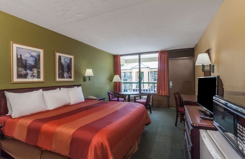 Whitebridge Hotel | Days Inn by Wyndham Nashville Saint Thomas West Hospital