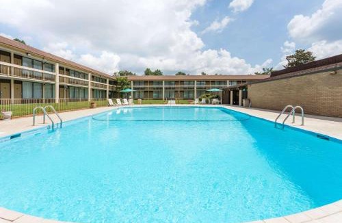 West Southern Pines Hotel | Days Inn & Conf Center by Wyndham Southern Pines Pinehurst