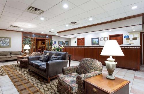 West Southern Pines Hotel | Days Inn & Conf Center by Wyndham Southern Pines Pinehurst