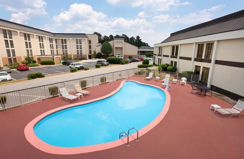 Westover Hotel | Days Inn & Suites by Wyndham Fort Bragg/Cross Creek Mall