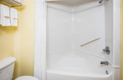 Grovetown Hotel | Days Inn & Suites by Wyndham Augusta Near Fort Eisenhower