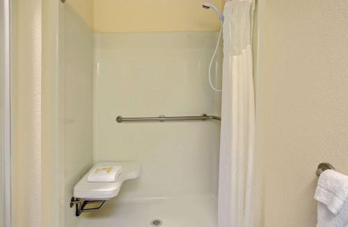 Hickory Hotel | Days Inn & Suites by Wyndham Hickory