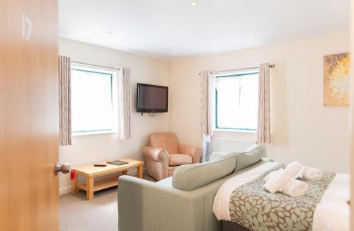 Aylburton Hotel | Deangate Motel