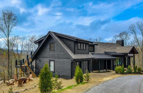 Glenville House | Deck and Mountain Views Black Chalet in Glenville