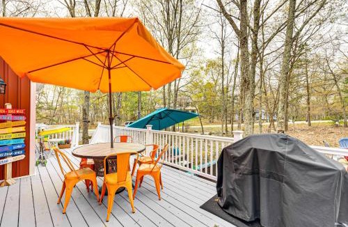 Bushkill House | Deck, Fire Pit & Pool Access at Poconos Retreat!