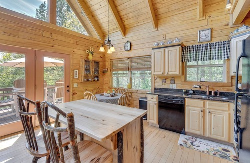 Unaka Cabin | Deck, Grill & Mtn Views: Warne Getaway!