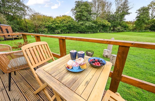 Blackham Cottage | Deer Shepherds Hut - a holiday let that sleeps 2 guests in 1 bedroom