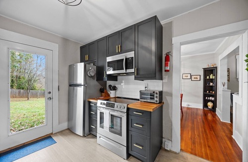 Oakley House | Deja Blue Luxurious Pet Friendly 30+ day Rental in Asheville | Two Fenced In Yards!
