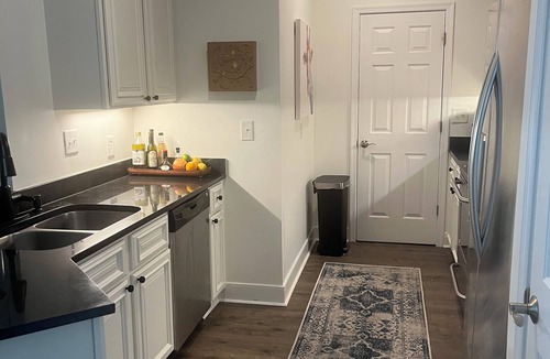 Charleston Condo | Delightful 2-bedroom renovated condo with AC in charming Charleston