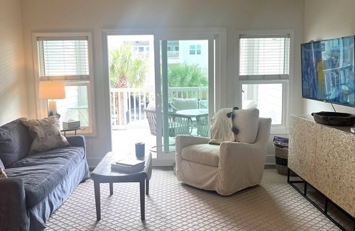 Charleston Condo | Delightful 2-bedroom renovated condo with AC in charming Charleston