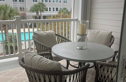 Charleston Condo | Delightful 2-bedroom renovated condo with AC in charming Charleston
