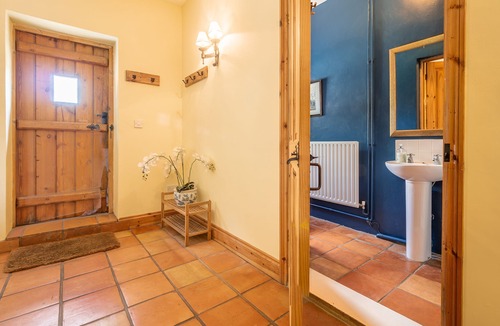 Ipswich Cottage | Delightful conversion in a country stud with a swimming pool - Stable Cottage
