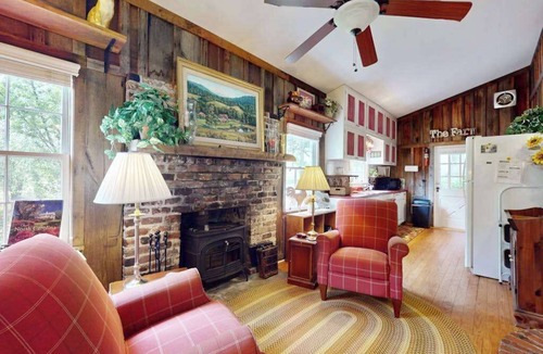 Horse Shoe House | Delightful Country Farmhouse |Fireplace, Firepit & Fishing Pond
