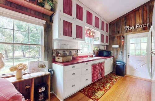 Horse Shoe House | Delightful Country Farmhouse |Fireplace, Firepit & Fishing Pond