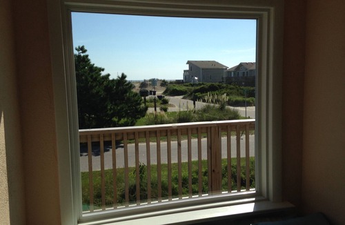 South Nags Head House | Delightful Oceanside Home Steps to Tranquil Beach: Soak up the Sun and Seabreeze