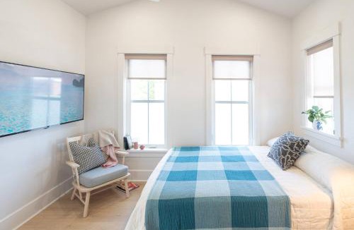 Downtown House | DelightfulDesign~WalkToEats&Drinks~PvtBalcony~Pets