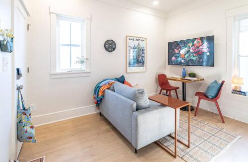 Downtown House | DelightfulDesign~WalkToEats&Drinks~PvtBalcony~Pets