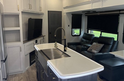Forest City House | Deluxe 5th wheel in beautiful forest setting ready for you.