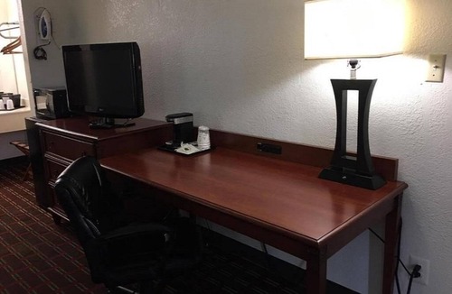 Pennington Bend Hotel | Deluxe King Room near Opryland