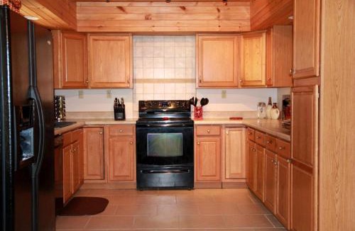 Clyde House | Deluxe Log Cabin with a Hot Tub in the Smoky Mountains of North Carolina