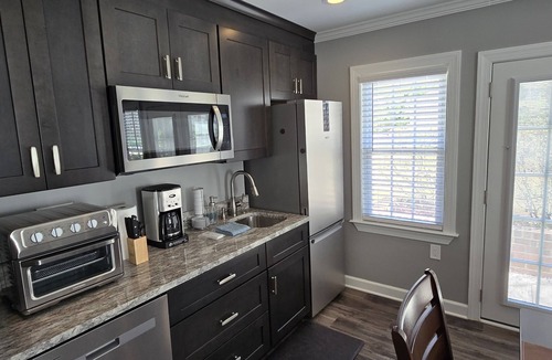 Northeast Raleigh House | Deluxe! New Apt Loft Near Downtown – Ready for Families and Business Travelers.