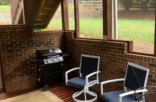Hickory Apartment | Dennis & Catherine's Private, Quiet, Cozy, Clean, Retreat