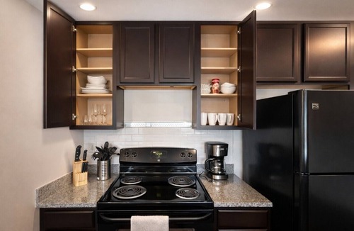 Glen Iris Apartment | Designer UAB Condo | King Bed | Balcony View D2