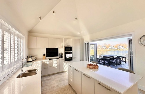 South Cerney Cabin | Detached 4 Bed, 3 Bath Lakeside Lodge. Sleeps 8. Hot Tub. The Cotswolds Lakes.