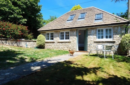 Worth Matravers House | Detached Studio. Sleeps 2, pet friendly, with parking