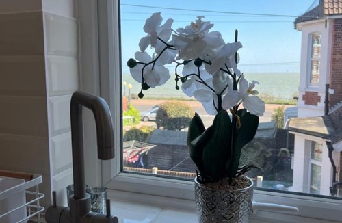Clacton-on-Sea Apartment | Devon Lodge - Large 3 bed Apartment Sleeps 8 Beach opposite