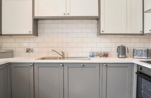 Montrose House | Dezzy's