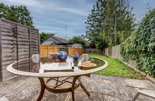 North Moreton Apartment | Didcot White House | Oxfordshire Holiday Let | 2 Beds & Sleeps 4