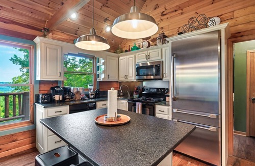 Wears Valley Cabin | Direct Trail Access| Indoor Pool Cabin | Sleeps 10 | Wears Valley