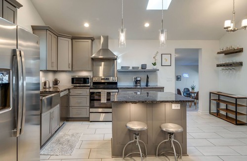 Shelby Hills House | *DISCOUNT* City Views,1.5MI to Broadway, Sleeps 10