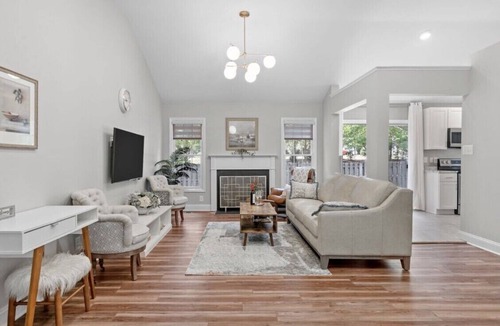 Cary House | Discover NCSU close by! Cozy Cary retreat awaits.