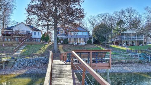 Westport House | Dock Days by AvantStay Swimming Platform Dock