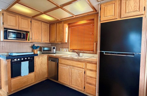 Downtown Boat Rental | Dockside Retreat Aboard Savannah Rae