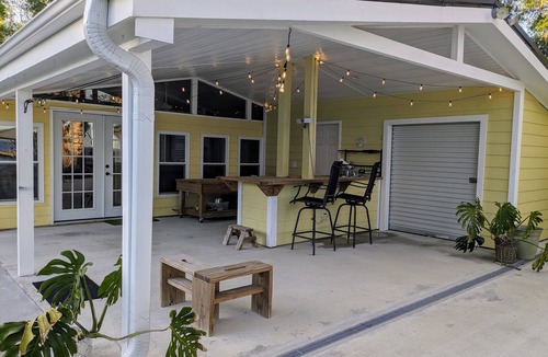 Lake Waccamaw House | DOCKTAILS CABANA! Lake Front! HUGE outdoor space!