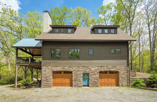 Brevard House | Dog Friendly and Family Ready Home Near Dupont State Forest!