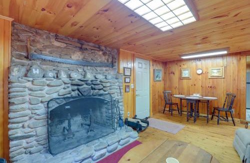 Burnsville House | Dog-Friendly Burnsville Cabin Rental Near Hiking!