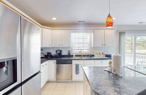 Morehead City House | Dog-friendly coastal home w/enclosed yard, shared pool and public kayak launch