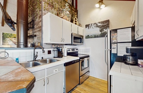 Beech Mountain Condo | Dog-friendly condo with two balconies & mountain views