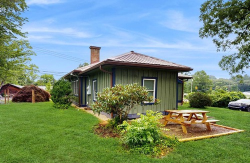 Horse Shoe House | Dog-friendly farm cottage with patio walk to dining & Ecusta Trail ac