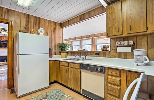 Hendersonville Cabin | Dog-Friendly Hendersonville Cabin: Deck & Views