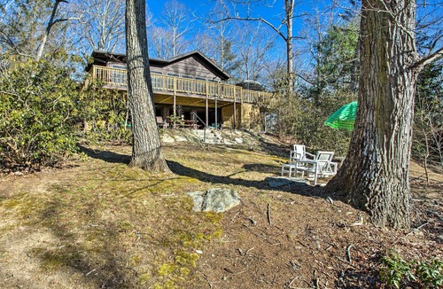 Hendersonville Cabin | Dog-Friendly Hendersonville Cabin: Deck & Views